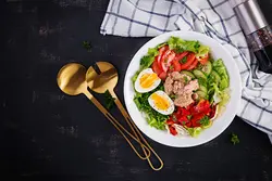 عکس با کیفیت سالاد کاهو با تخم مرغ و ماهی تن