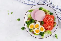 عکس با کیفیت سالاد سبزیجات با تخم مرغ و ژامبون