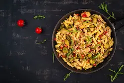 تصویر استوک پاستا با گوشت چرخ کرده و سبزیجات