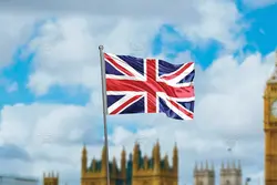 موکاپ پرچم برافراشته روی میله