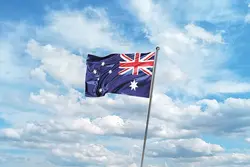 موکاپ پرچم برافراشته روی میله