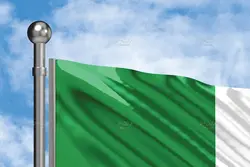 موکاپ پرچم برافراشته روی میله
