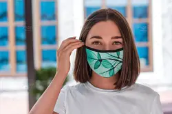 موکاپ ماسک پارچه ای روی صورت زن و مرد