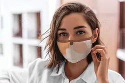 موکاپ ماسک پارچه ای روی صورت زن و مرد