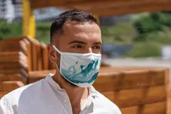 موکاپ ماسک پارچه ای روی صورت زن و مرد