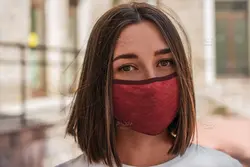 موکاپ ماسک پارچه ای روی صورت زن و مرد