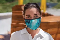 موکاپ ماسک پارچه ای روی صورت زن و مرد