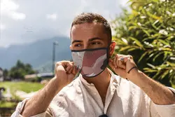 موکاپ ماسک پارچه ای روی صورت زن و مرد