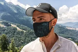 موکاپ ماسک پارچه ای روی صورت زن و مرد