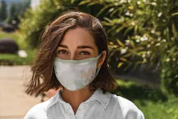 موکاپ ماسک پارچه ای روی صورت زن و مرد