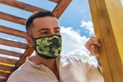 موکاپ ماسک پارچه ای روی صورت زن و مرد