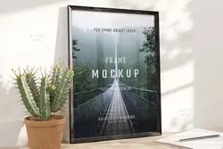 موکاپ قاب عکس مشکی کنار گلدان کاکتوس روی میز چوبی