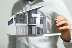 15 تصویر ماکت خانه در دست مرد (انتزاعی – مفهومی)