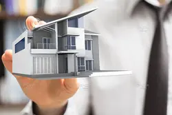 15 تصویر ماکت خانه در دست مرد (انتزاعی – مفهومی)