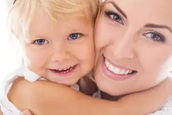 عکس استوک مادر و فرزند خوشحال