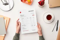 موکاپ برگه A4 در دست و میز کاری