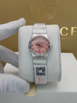 ساعت زنانه امگا موتور سوئیس کوراتز جنس استیل رنگ ثابت و ضد حساسیت شیشه کریستال سافایر معدنی ضدخش سایز قاب 31 میلیمتر ضدآب ایندکس نگین دار کد 1918141