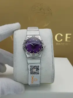 ساعت زنانه امگا موتور سوئیس کوراتز جنس استیل رنگ ثابت و ضد حساسیت شیشه کریستال سافایر معدنی ضدخش سایز قاب 31 میلیمتر ضدآب ایندکس نگین دار کد 1918140