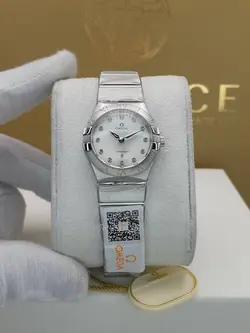 ساعت زنانه امگا موتور سوئیس کوراتز جنس استیل رنگ ثابت و ضد حساسیت شیشه کریستال سافایر معدنی ضدخش سایز قاب 31 میلیمتر ضدآب ایندکس نگین دار کد 1918138