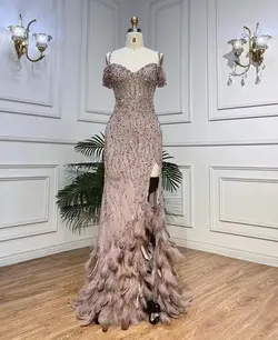 سنری ۱۵۶ لباس مجلسی رنگ کرم ؛ پایین دامن پر ؛استین حریر کار شده؛ یقه هفت؛ دامن چاکدار بالای زانو ؛ تمام لباس ملیله دوزی و پولک و سنگ کار شده است.