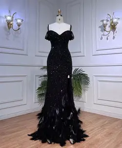 سنری ۱۵۳ لباس مجلسی؛ رنگ مشکی؛ پایین دامن پر؛ استین کوتاه حریر کار شده؛ یقه هفت؛ دامن چاک دار بالا ی زانو؛ تمام لباس ملیله دوزی؛ پولک؛ سنگ کار شده است.