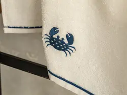حوله صورت پنبه دوزی شده خرچنگ 50×70 سانتی متر سفید انگلیش هوم
