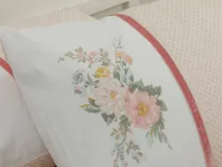 ست روبالشی دو عددی50×70  طرح کلبه باغ – گلبهی انگلیش هوم