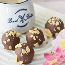 ترافل شکلات و بادام