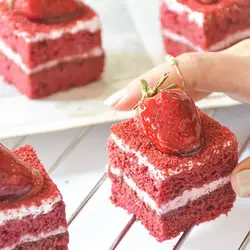 شیرینی خامه ای توت فرنگی