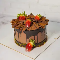 کیک شکلات توت فرنگی بزرگ