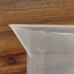 بشر پلاستیکی دسته دار ۲۵۰ میلی لیتری