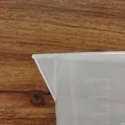 بشر پلاستیکی دسته دار نیم لیتری