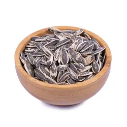 تخمه آفتابگردان برشته دور سفید