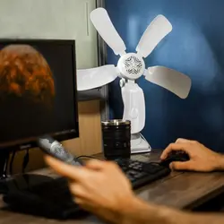 پنکه دیواری یا میزی گیره دار با رنگبندی جذاب