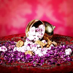 نقل گل محمدی درشت با مغز گردو