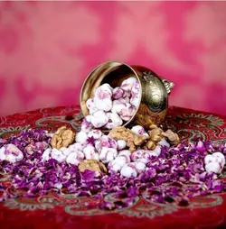 نقل گل محمدی درشت با مغز گردو