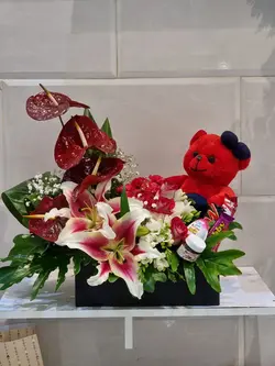 باکس گل باشکلات و عروسک 28