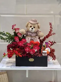 باکس گل باشکلات و عروسک 27