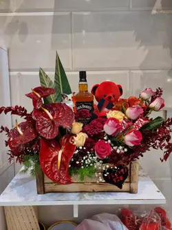 باکس گل باشکلات و عروسک 25