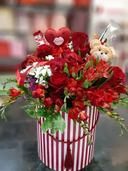 باکس گل باشکلات و عروسک 9