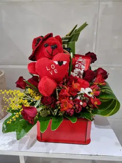 باکس گل باشکلات و عروسک 5