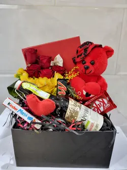 باکس گل باشکلات و عروسک4