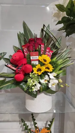 باکس گل باشکلات و عروسک3