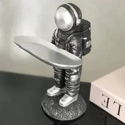 آدم فضایی سینی به دست