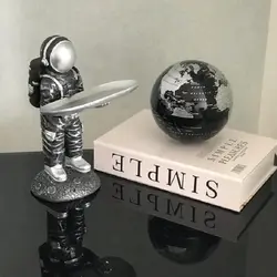 آدم فضایی سینی به دست