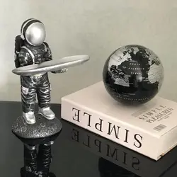 آدم فضایی سینی به دست