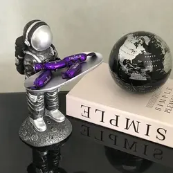 آدم فضایی سینی به دست