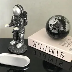 آدم فضایی سینی به دست