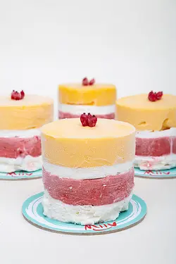 مینی کیک انبه توت فرنگی