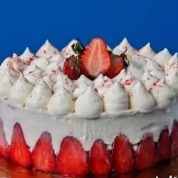 کیک بستنی توت فرنگی